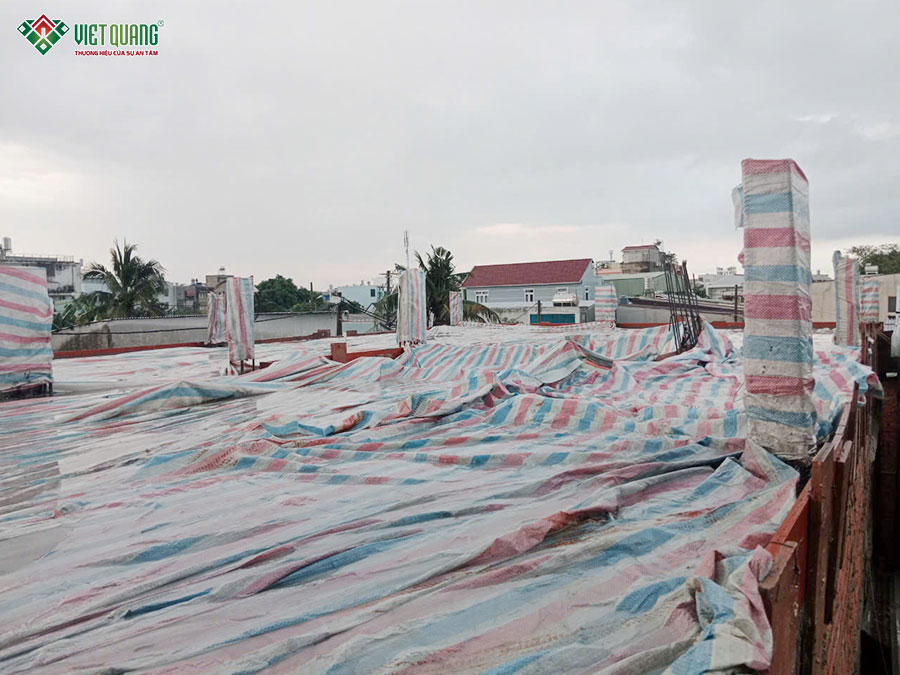 Phủ bạt bảo dưỡng bê tông sau khi đổ xong