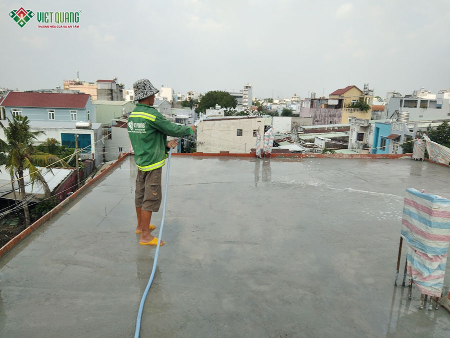 Tưới nước bảo dưỡng bê tông định kỳ theo đúng tiêu chuẩn thi công