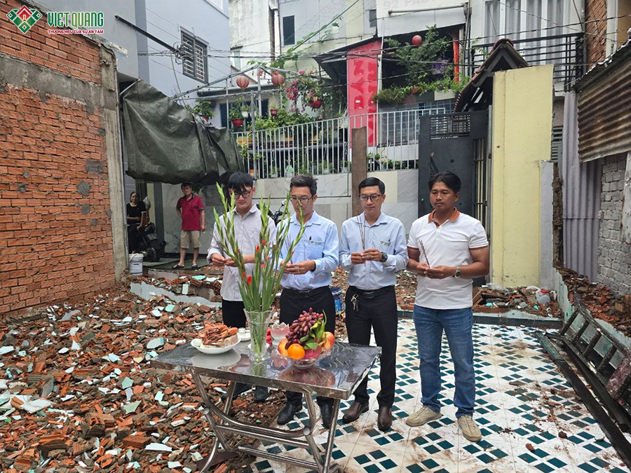 GĐK Việt Quang Group cùng gia đình anh Truyền cúng khởi công