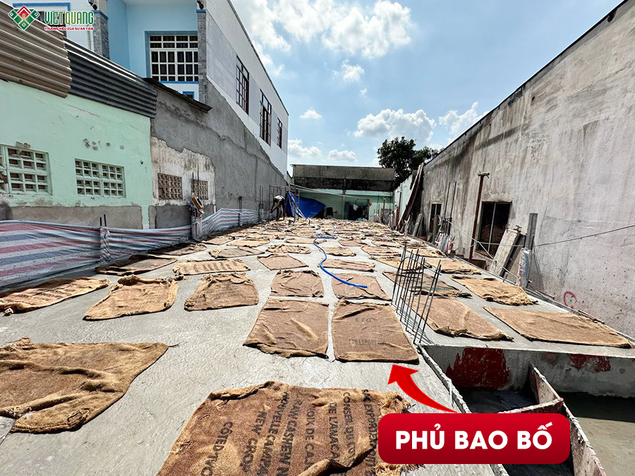 Phủ bao bố bảo dưỡng bê tông sàn
