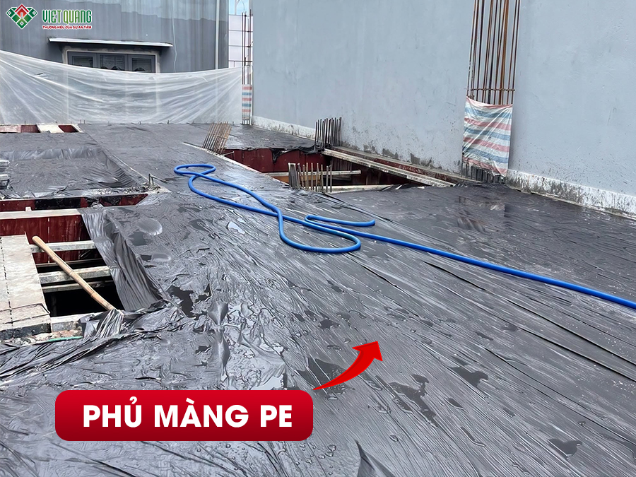 Phủ màng PE bảo dưỡng bê tông sàn