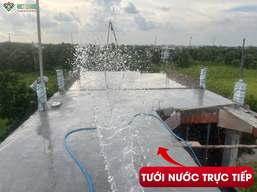 Tưới nước trực tiếp bảo dưỡng bê tông sàn